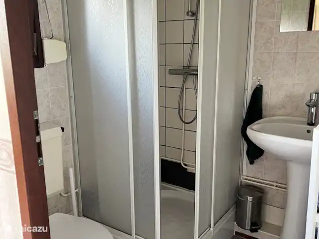 Badkamer is eenvoudig maar schoon/netjes!